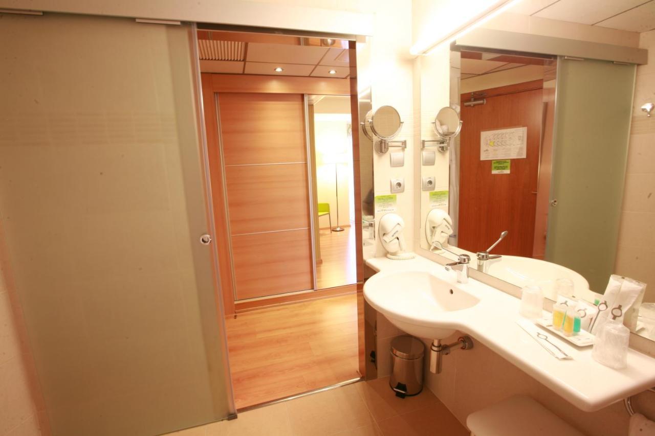 Single Room with Balcony,1149847678:JPEG