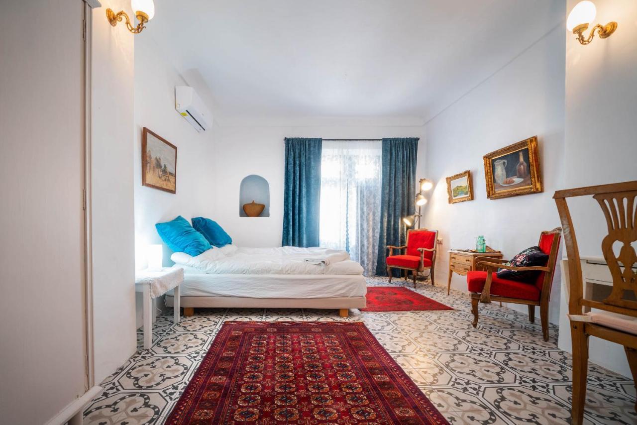 Habitación con cama extragrande y balcón