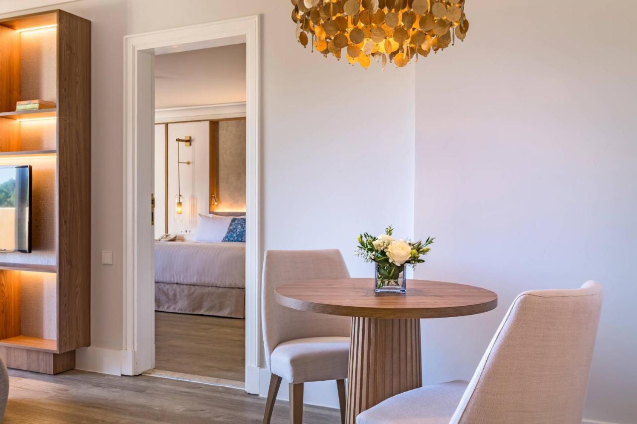 Suite mit Kingsize-Bett, Schlafsofa, Balkon und Blick auf das Resort