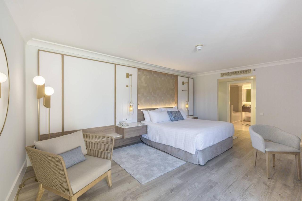 Standard Suite mit Kingsize-Bett, Schlafsofa, Balkon und Blick ins Landesinnere
