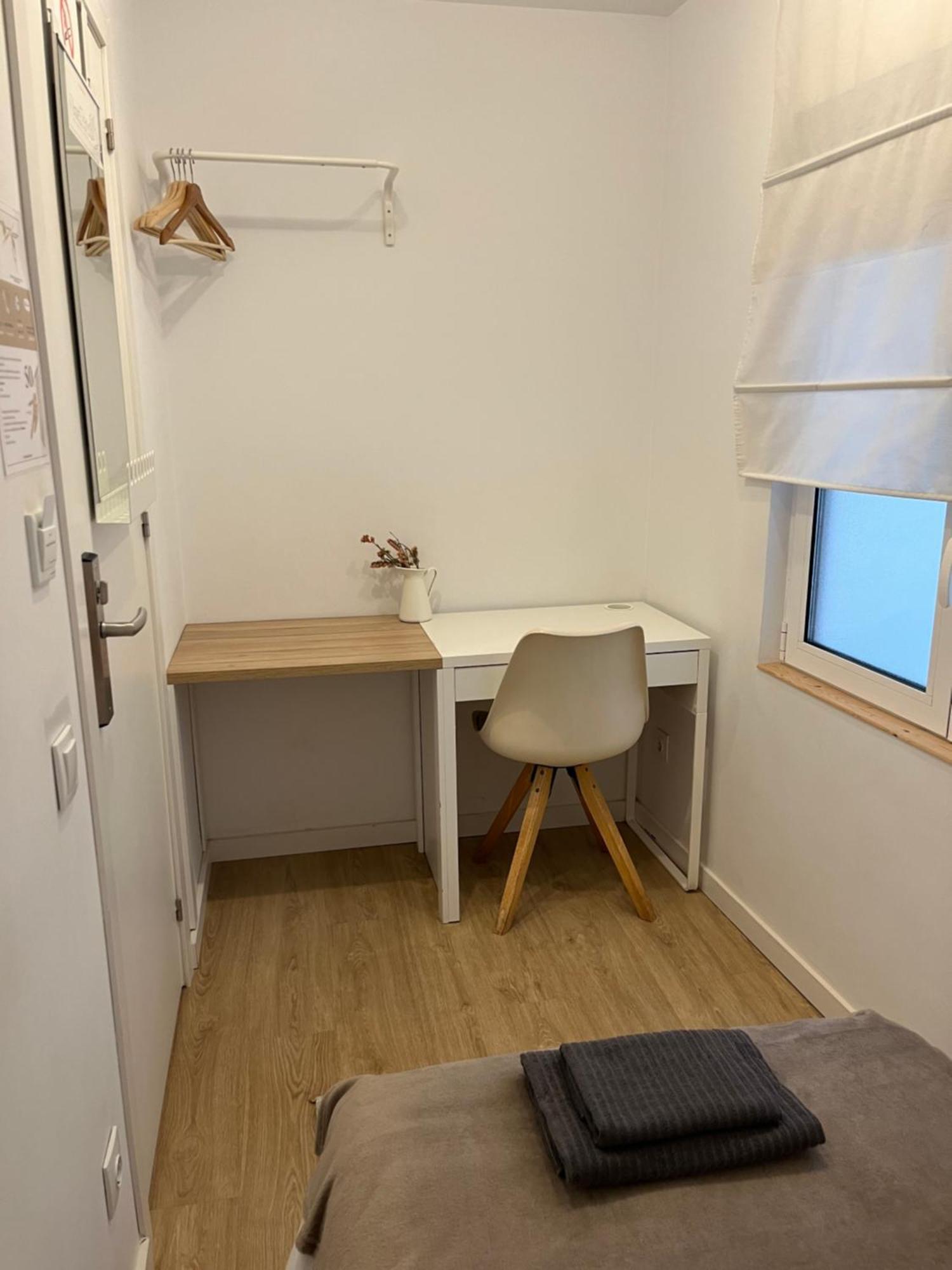 Eenpersoonskamer met Gedeelde Badkamer en Toilet