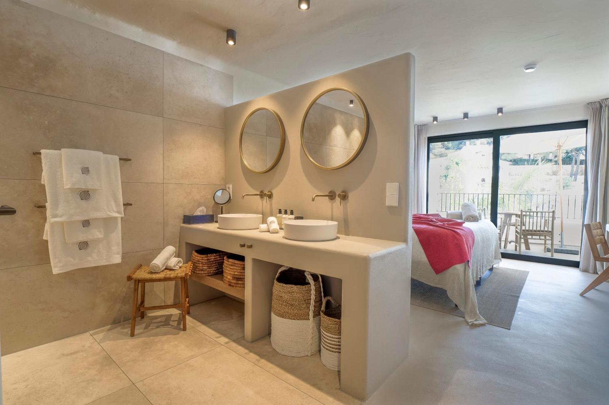 Deluxe Double or Twin Room Pool View