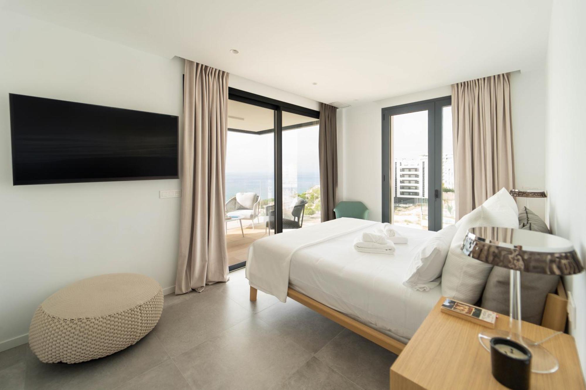 Ático de 3 dormitorios con vistas al mar y terraza acristalada