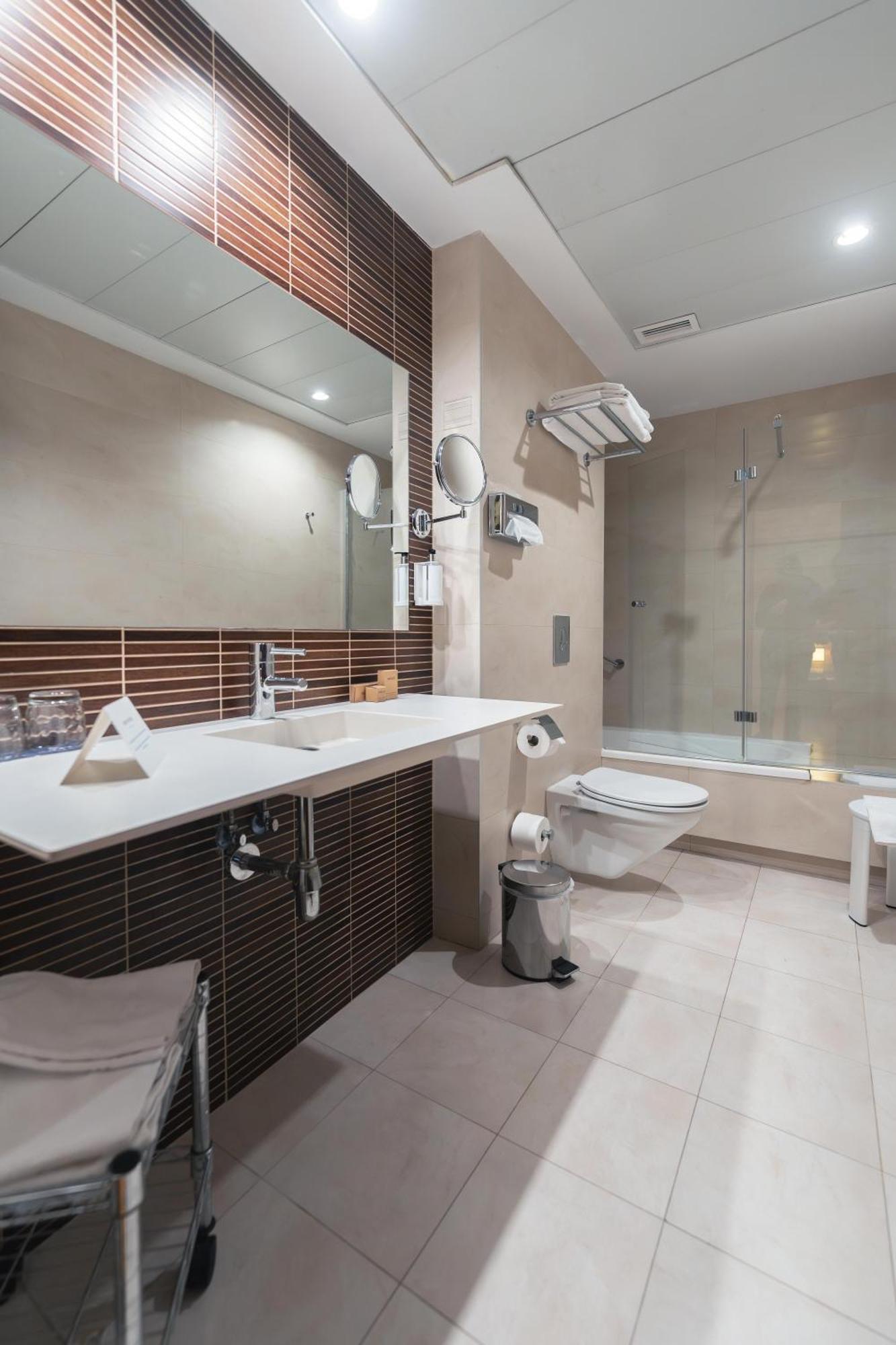 Family Room (2 Adults + 2 Children),1636735018:JPEG