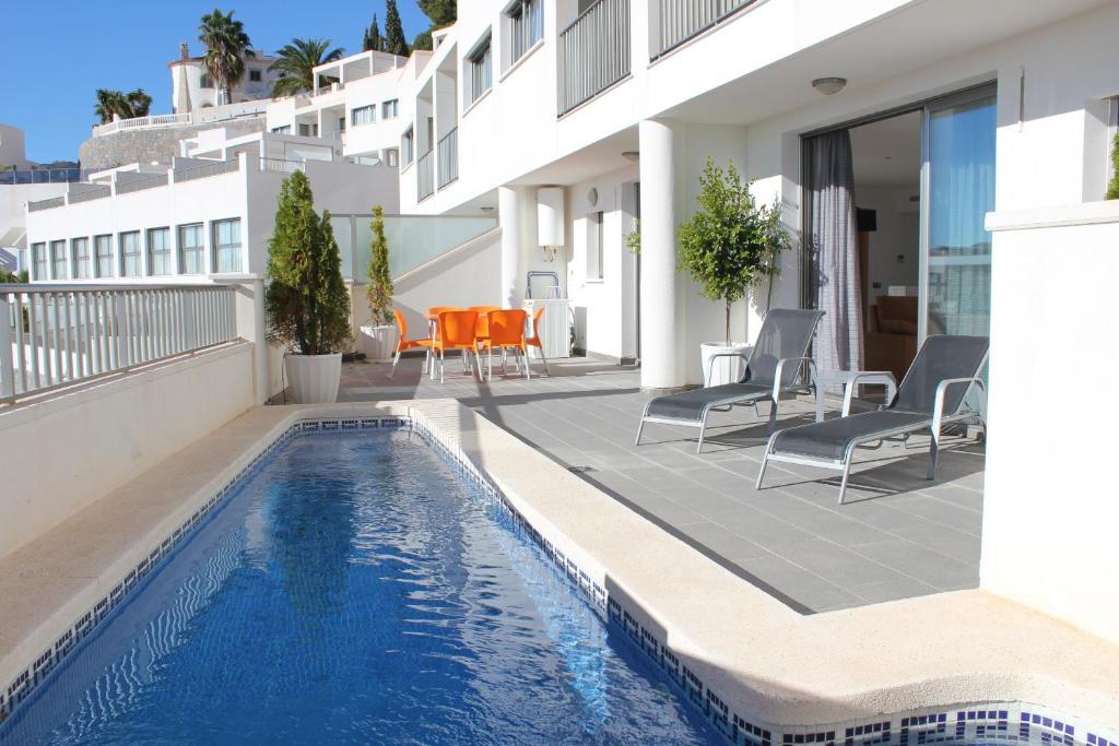 Four-Bedroom Bungalow Pool,47349763:JPEG