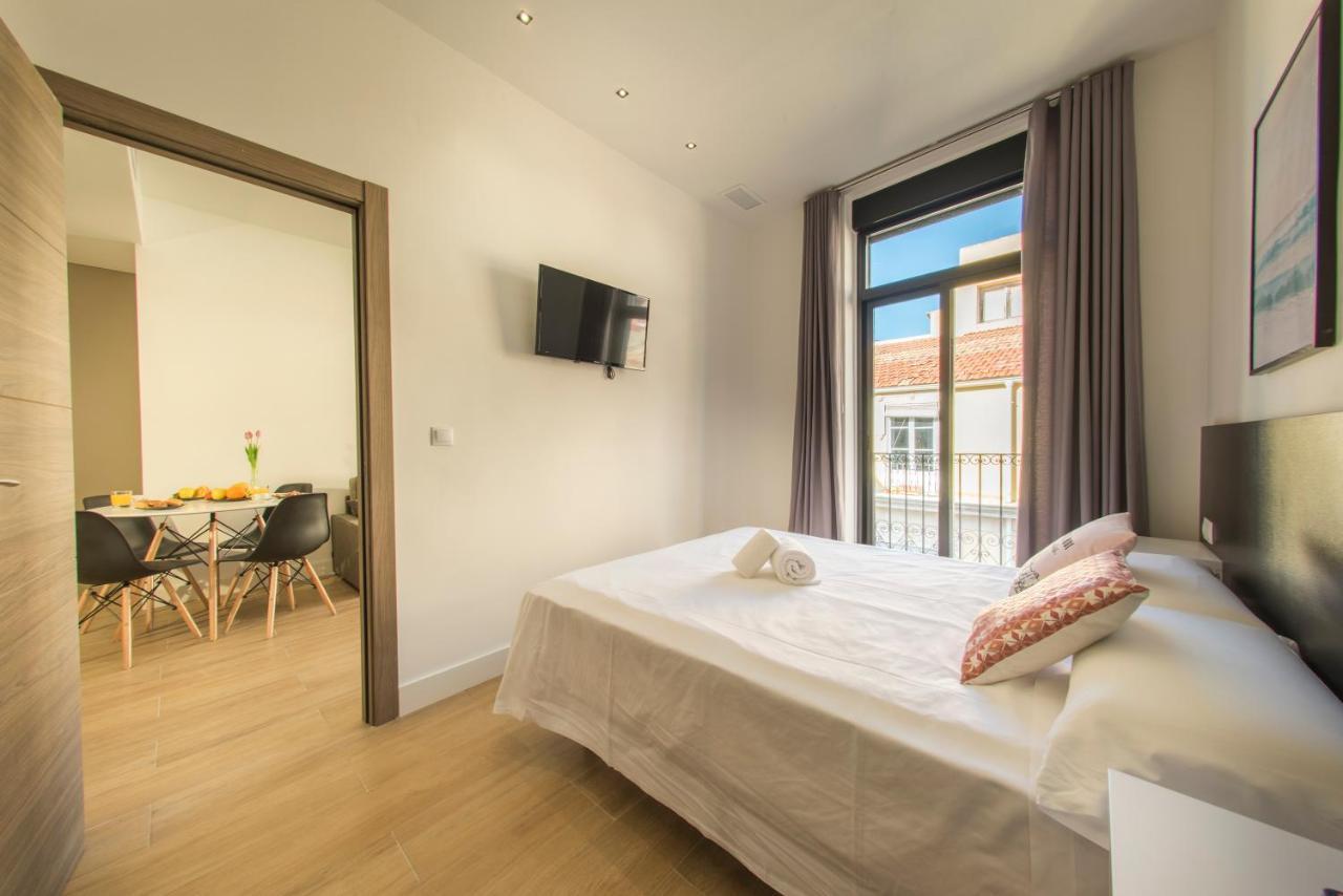 One-Bedroom Apartment Balcony,754694305:JPEG