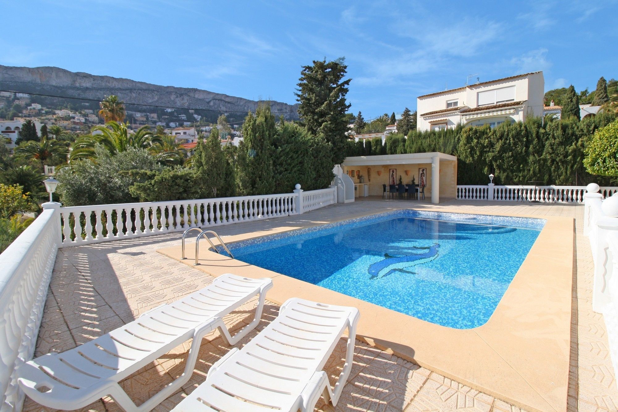 Villa mit 4 Schlafzimmern und Pool