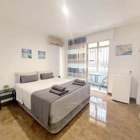 Gloria Host House-3