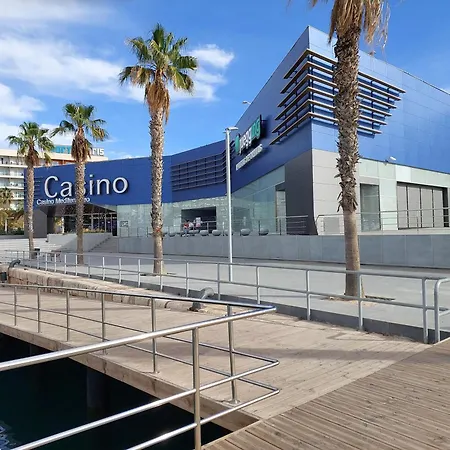L13 - 5 Bedrooms 2 Baths, Very Large Apartment By The Sea-3