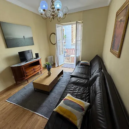 L13 - 5 Bedrooms 2 Baths, Very Large Apartment By The Sea-2