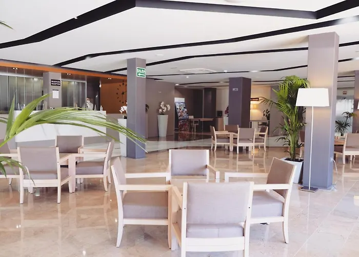 Hotels nahe Cala Almadrava